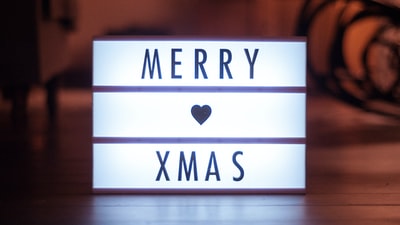 圣诞快乐LED标牌浅焦点照片